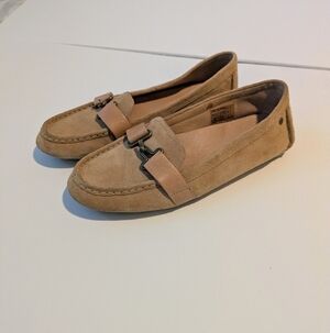 UGG Women’s Suede Moccasin Slip-On Flats Tan Size 6.5 – Excellent Condition